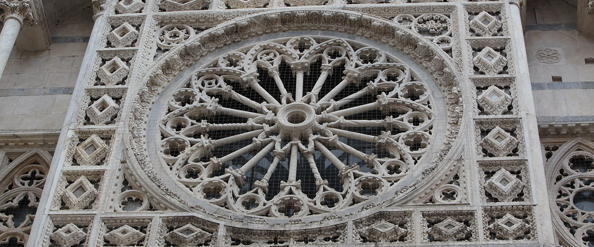 rose window of the duomo of Carrara guided walks