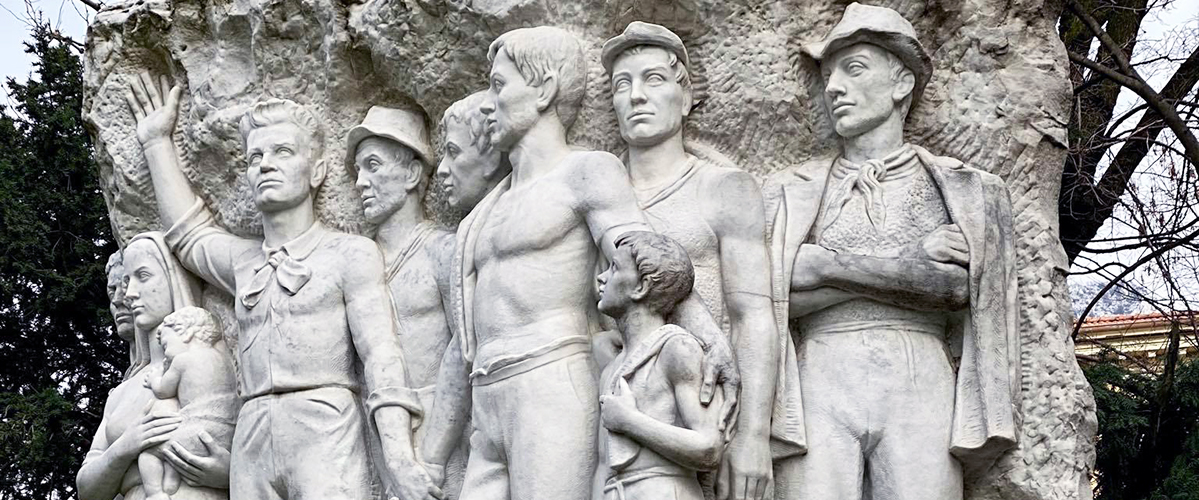 carrara e la sua gente, monumento in piazza gramsci