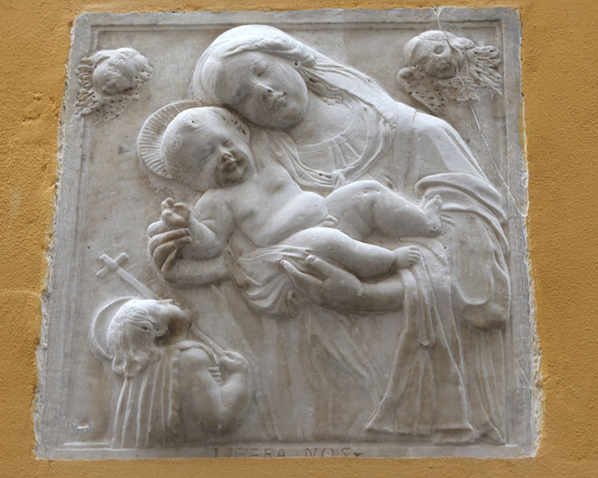 carrara, immagine di maria con bambino in marmo