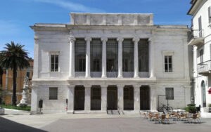 carrara marble teather, guided walk of the historical center
