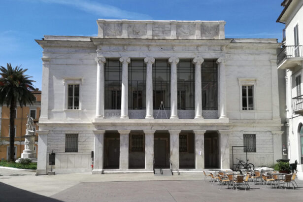 carrara marble teather, guided walk of the historical center