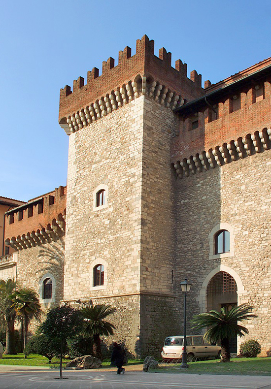 guided visit of carrara old town castle