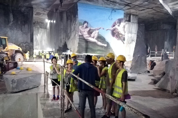 Gruppo in visita all’interno di una cava in sotterranea di marmo a Carrara