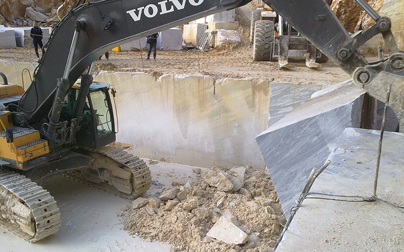 lavoro in cava di marmo di carrara