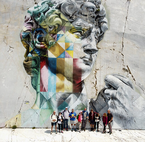 trekking al murale di kobra cave di marmo di carrara