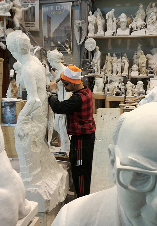 visite guidate ai laboratori di scultura di carrara