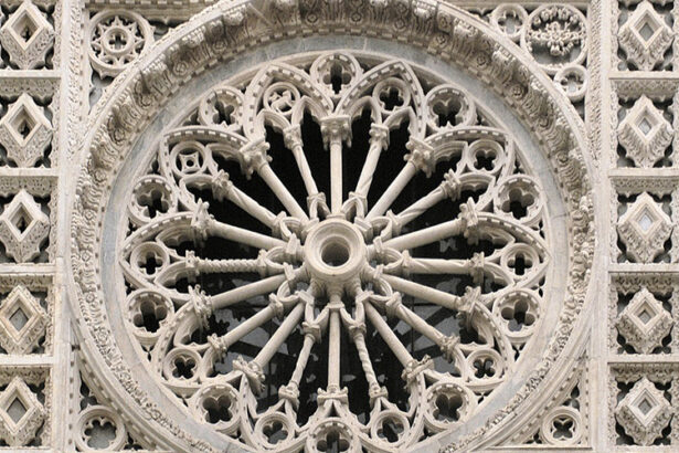 why carrara is a creative city, duomo roese window