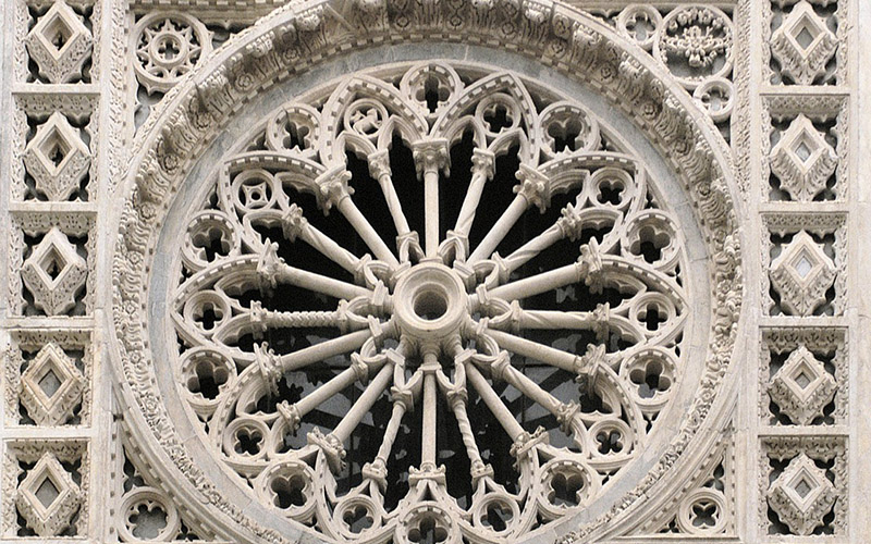 carrara guided walking tour, the rose window of the duomo