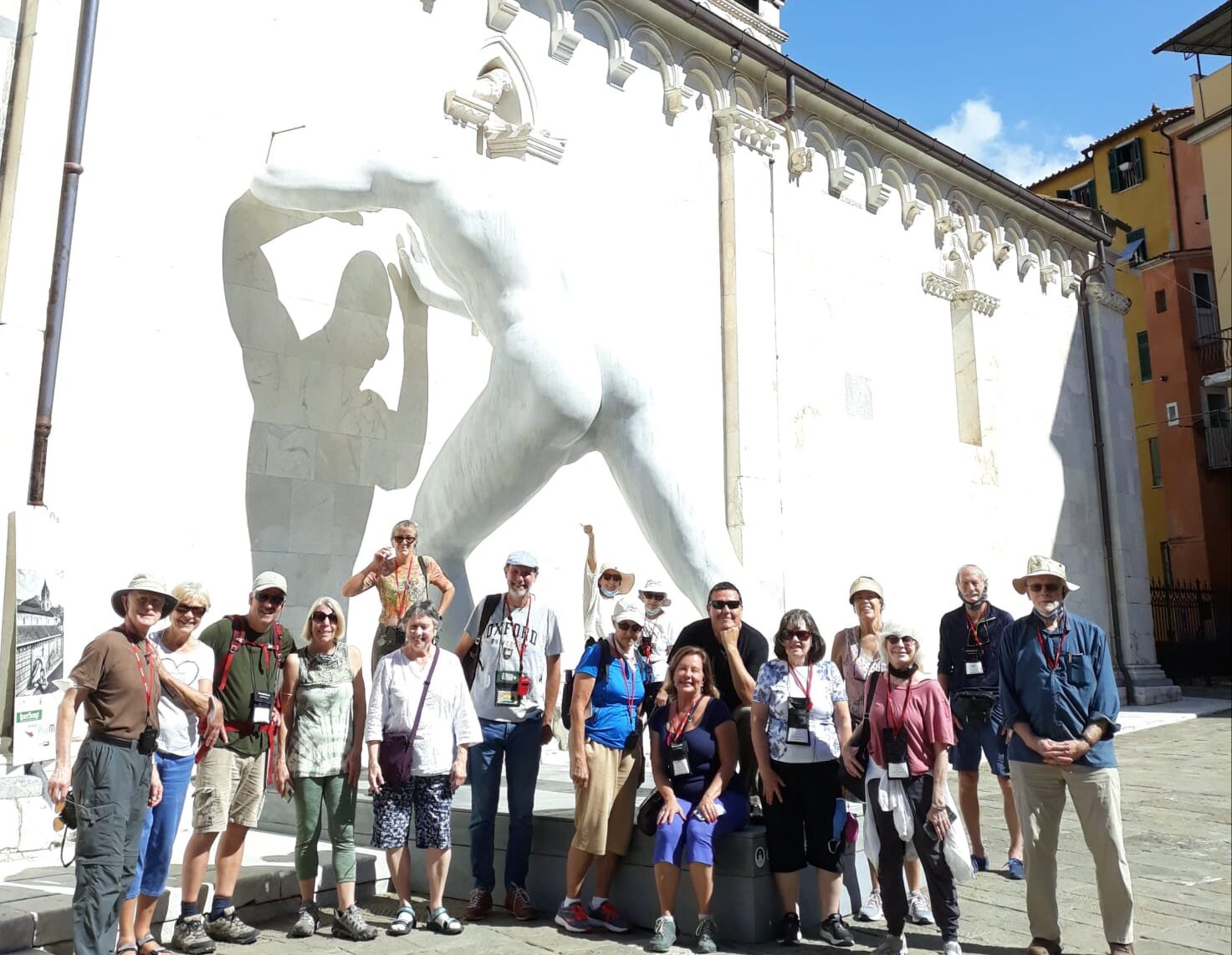Gruppo soddisfatto dopo visita alle cave di marmo di Carrara