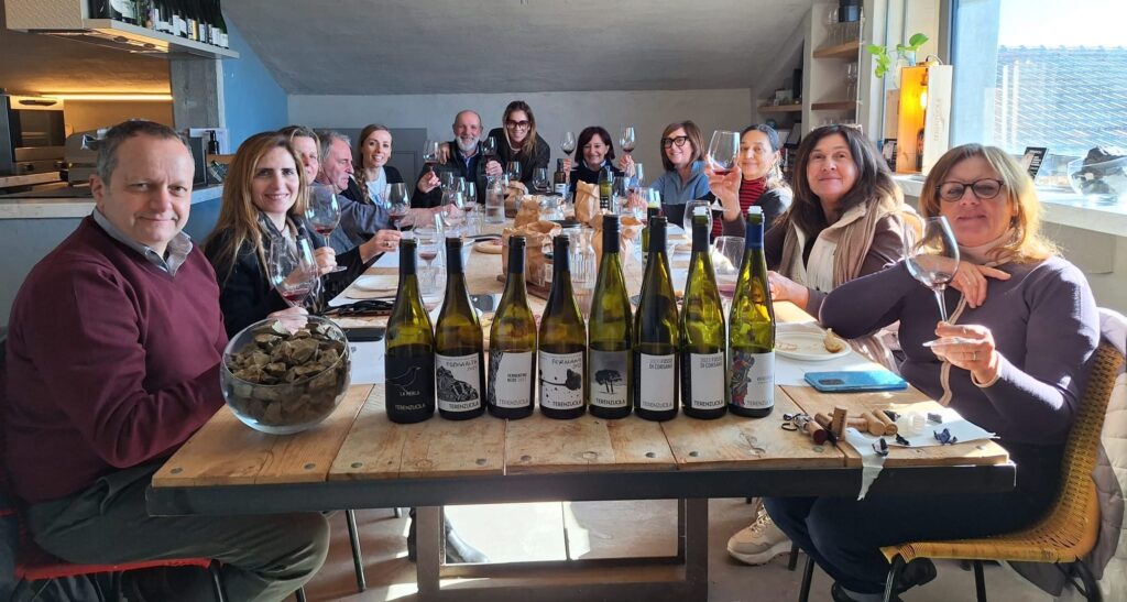 groups of frinds enjoying the luni hill wines