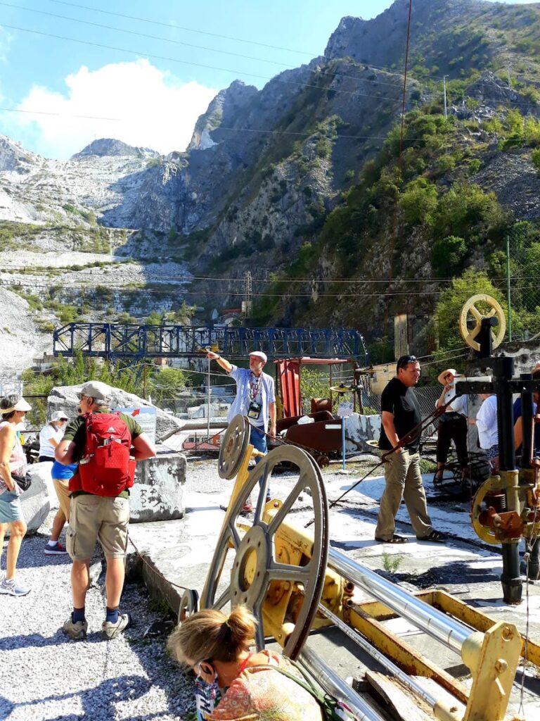 local guide telling about the quarry museum in fantiscritti