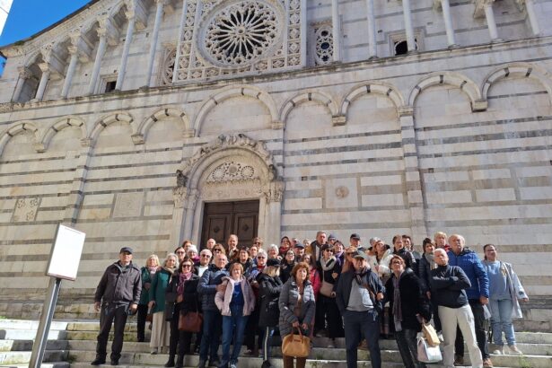 group tour visiting thecarrara marble duomo