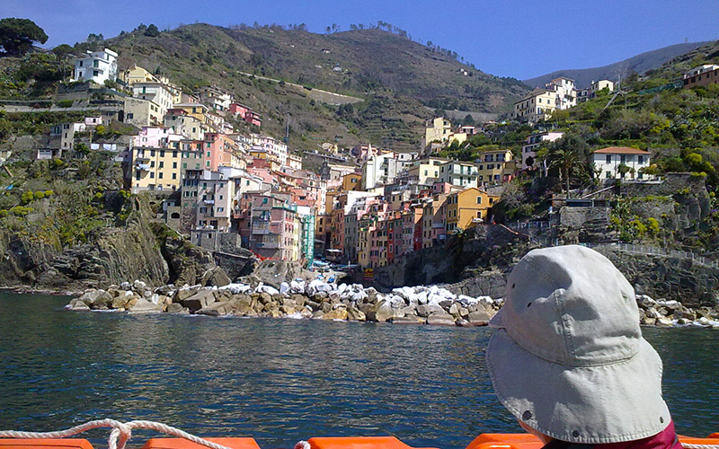 Private cruise tour Cinque Terre – boat passing seaside villages