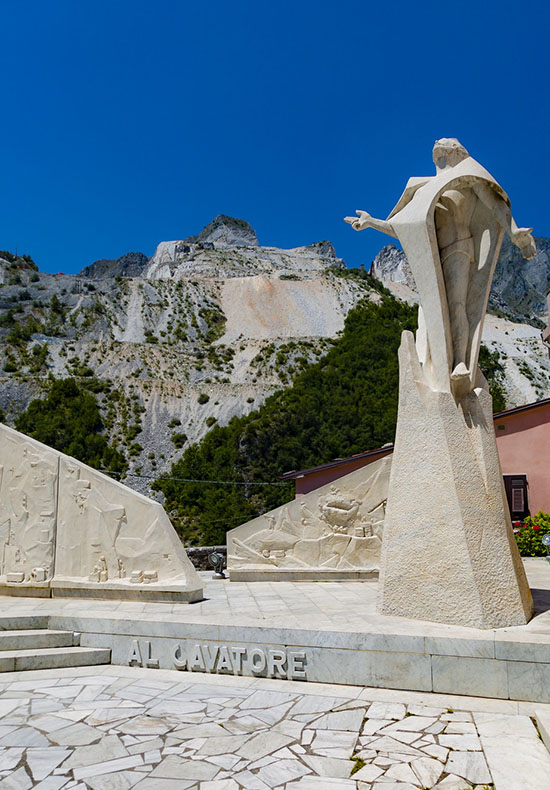 monument of the quarrymen colonnata