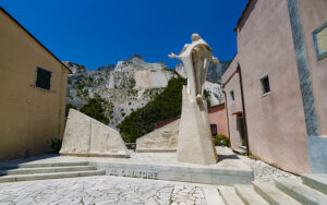 borgo di colonnata monumento davanti alla chiesa