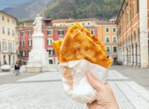 focaccia con la calda-calda (farinata) snack di carrara