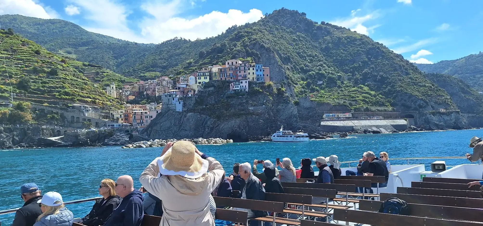 gruppo di turisti in battello alle cinque terre