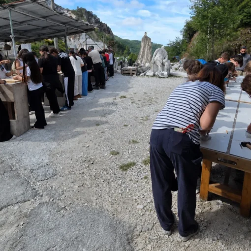 studenti in gita a carrara durante laboratorio di scultura