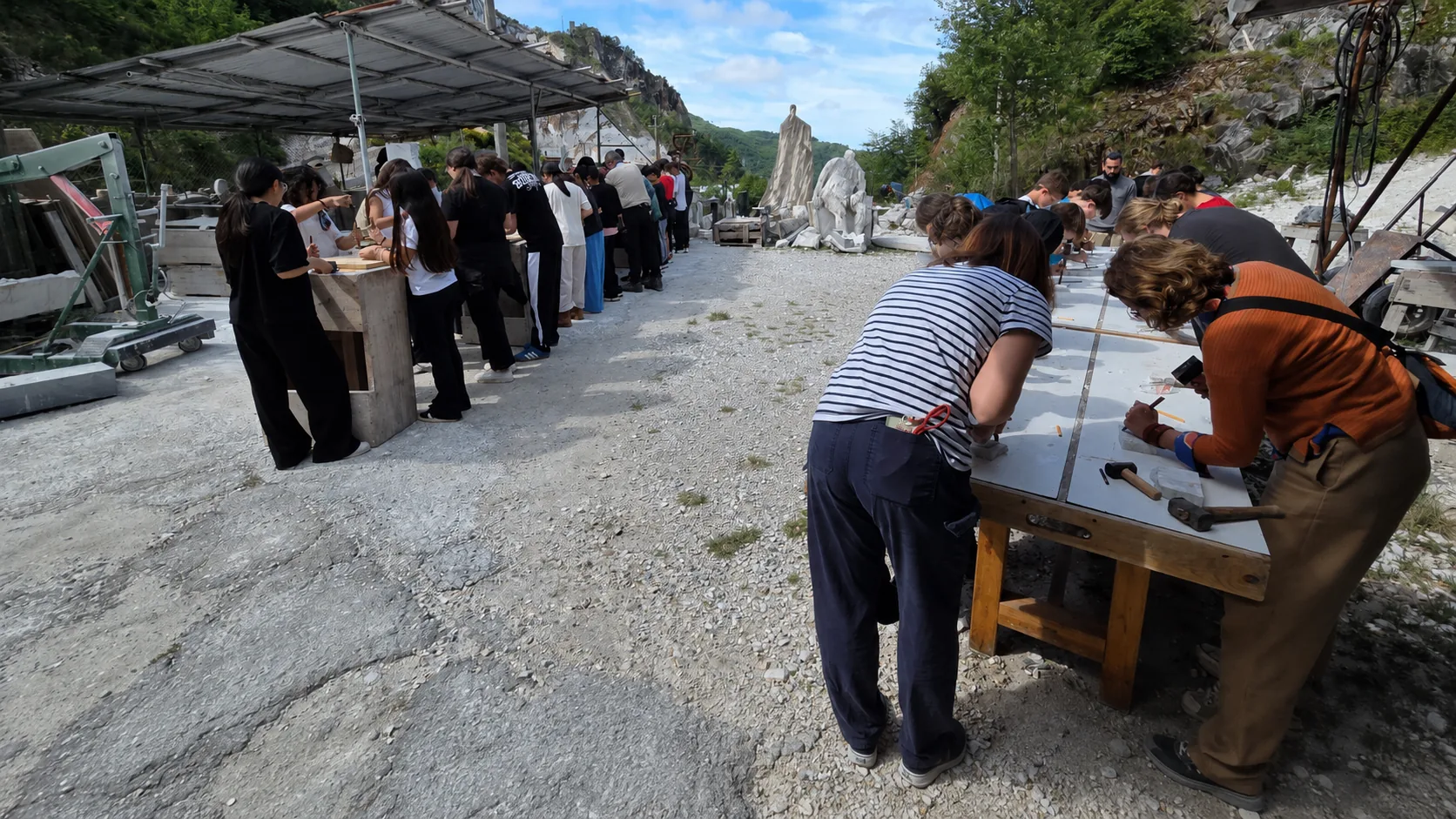 studenti in gita a carrara durante laboratorio di scultura