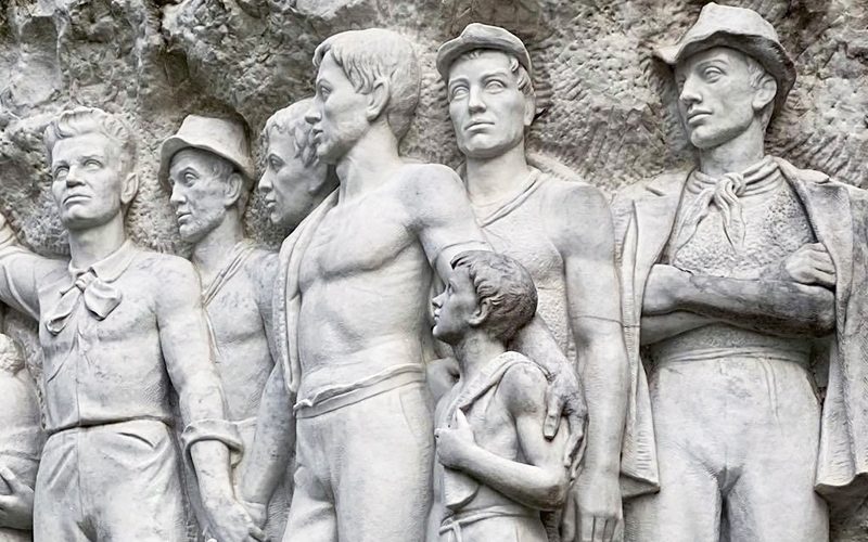 carrara e la sua gente, monumento in piazza gramsci