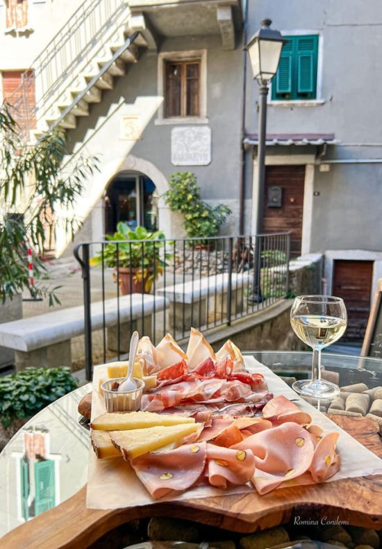 colonnata-snack lunch food and wine tasting in carrara